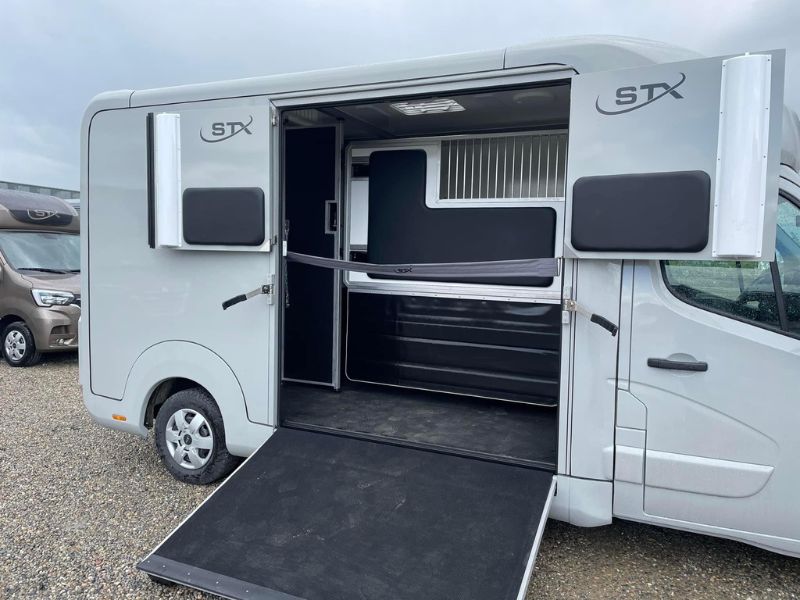 Camion STX pour deux chevaux