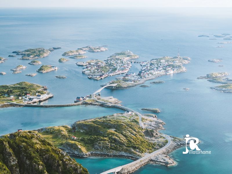 Les eaux des fjords norvégiennes pour un voyage en van