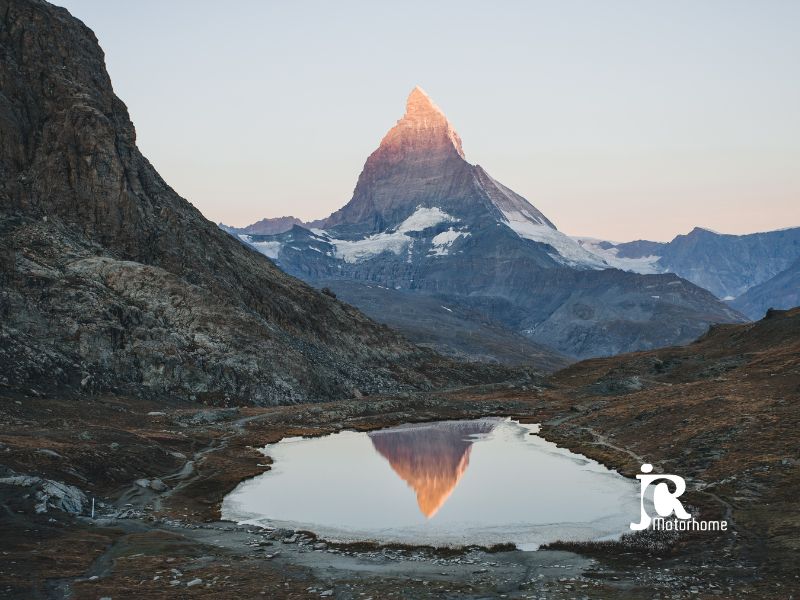 La beauté des lacs pour un voyage en van dans les montagnes de la Suisse