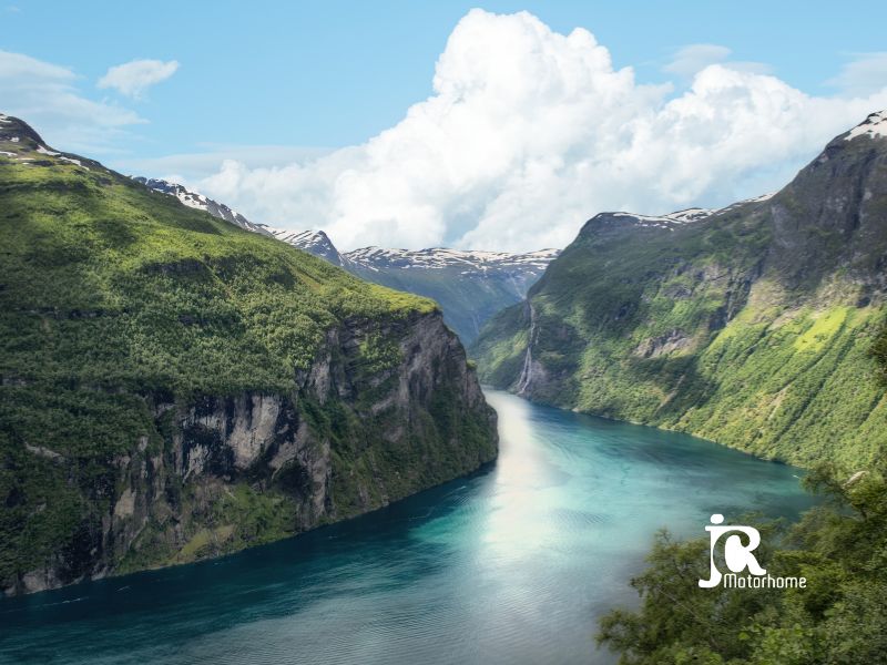 Les eaux des fjords norvégiennes pour un voyage en van